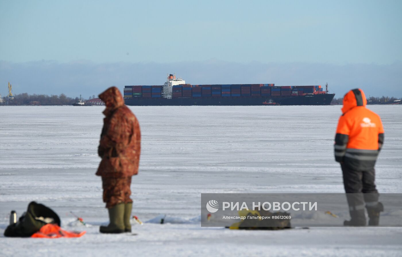 Контейнеровоз сел на мель у порта Бронка в Санкт-Петербурге