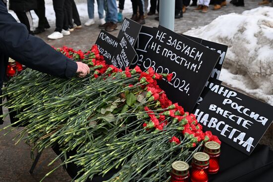 Возложение цветов в память о погибших при обстреле Лисичанска