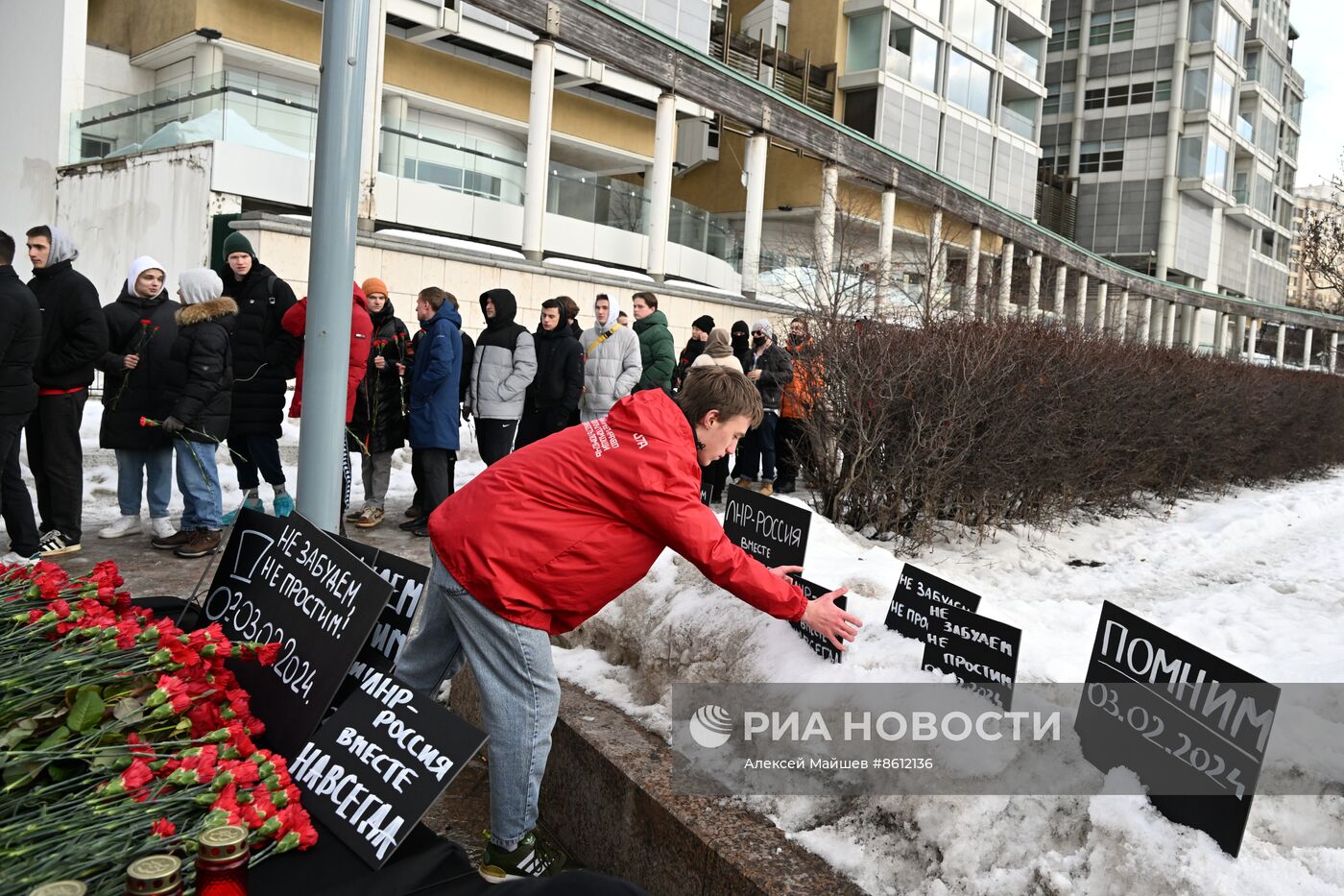 Возложение цветов в память о погибших при обстреле Лисичанска