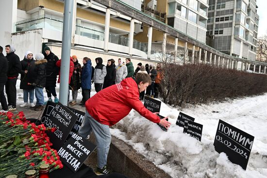 Возложение цветов в память о погибших при обстреле Лисичанска