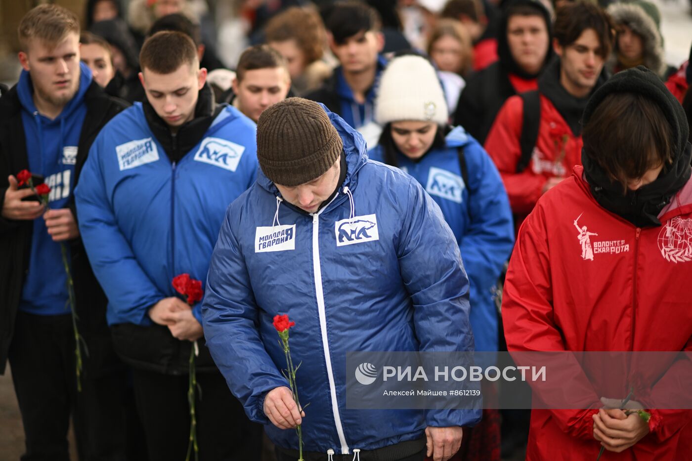 Возложение цветов в память о погибших при обстреле Лисичанска