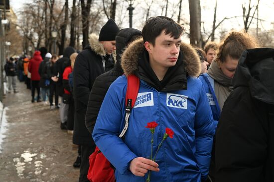 Возложение цветов в память о погибших при обстреле Лисичанска