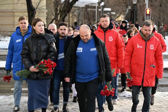 Возложение цветов в память о погибших при обстреле Лисичанска