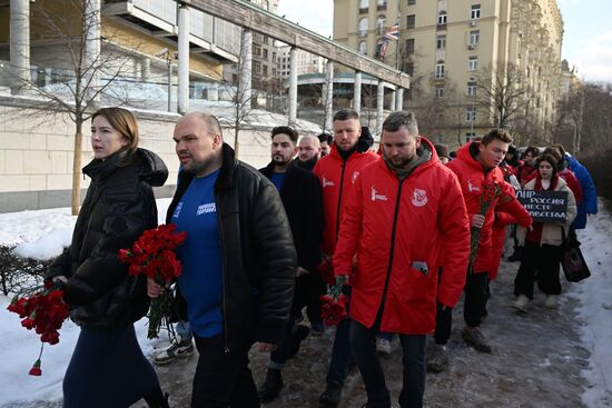 Возложение цветов в память о погибших при обстреле Лисичанска