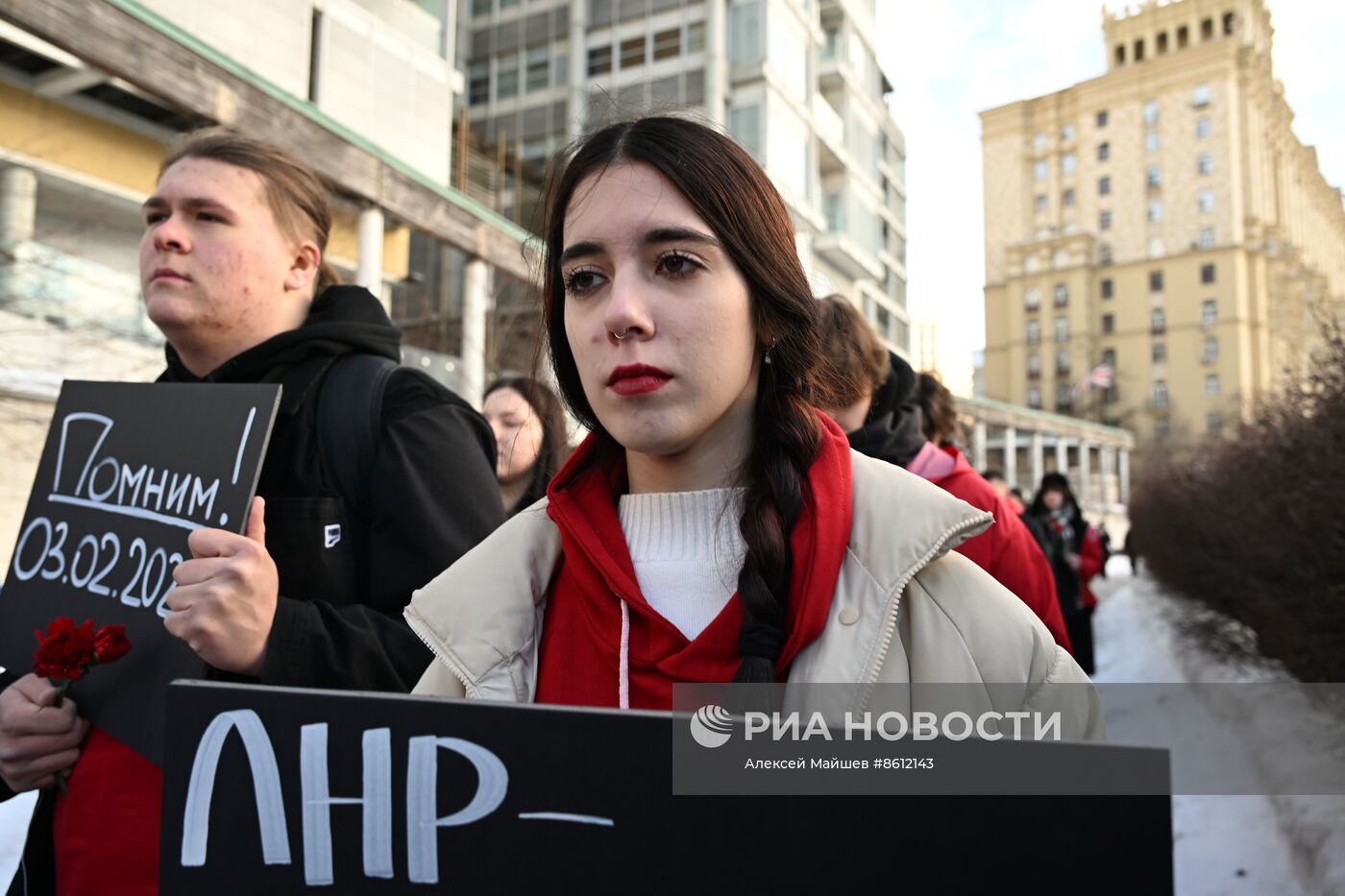 Возложение цветов в память о погибших при обстреле Лисичанска