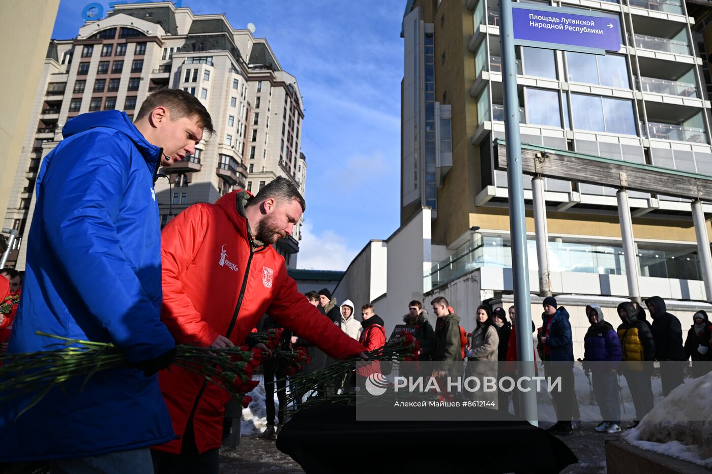 Возложение цветов в память о погибших при обстреле Лисичанска