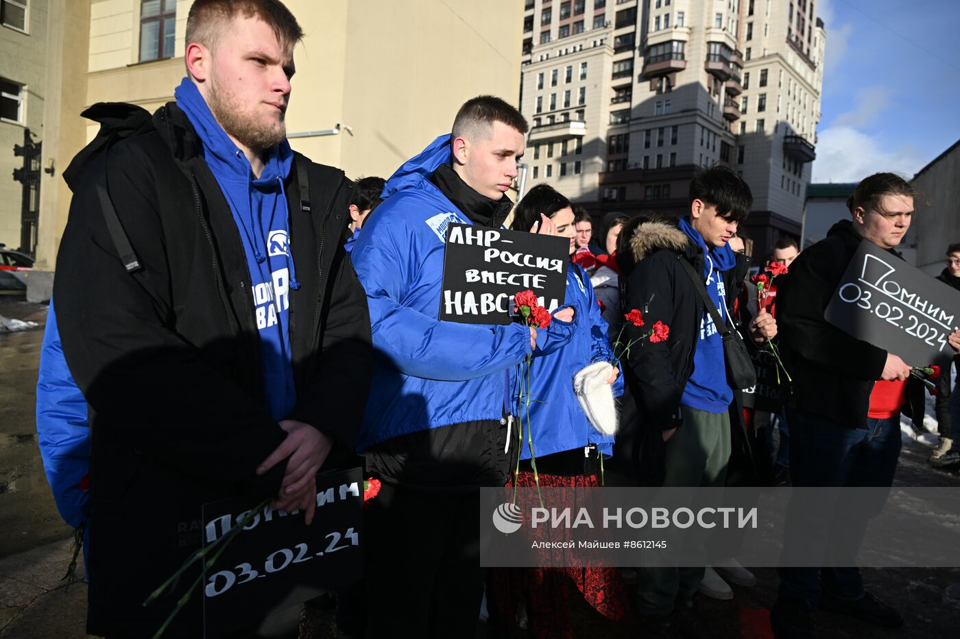 Возложение цветов в память о погибших при обстреле Лисичанска