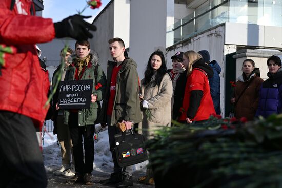 Возложение цветов в память о погибших при обстреле Лисичанска