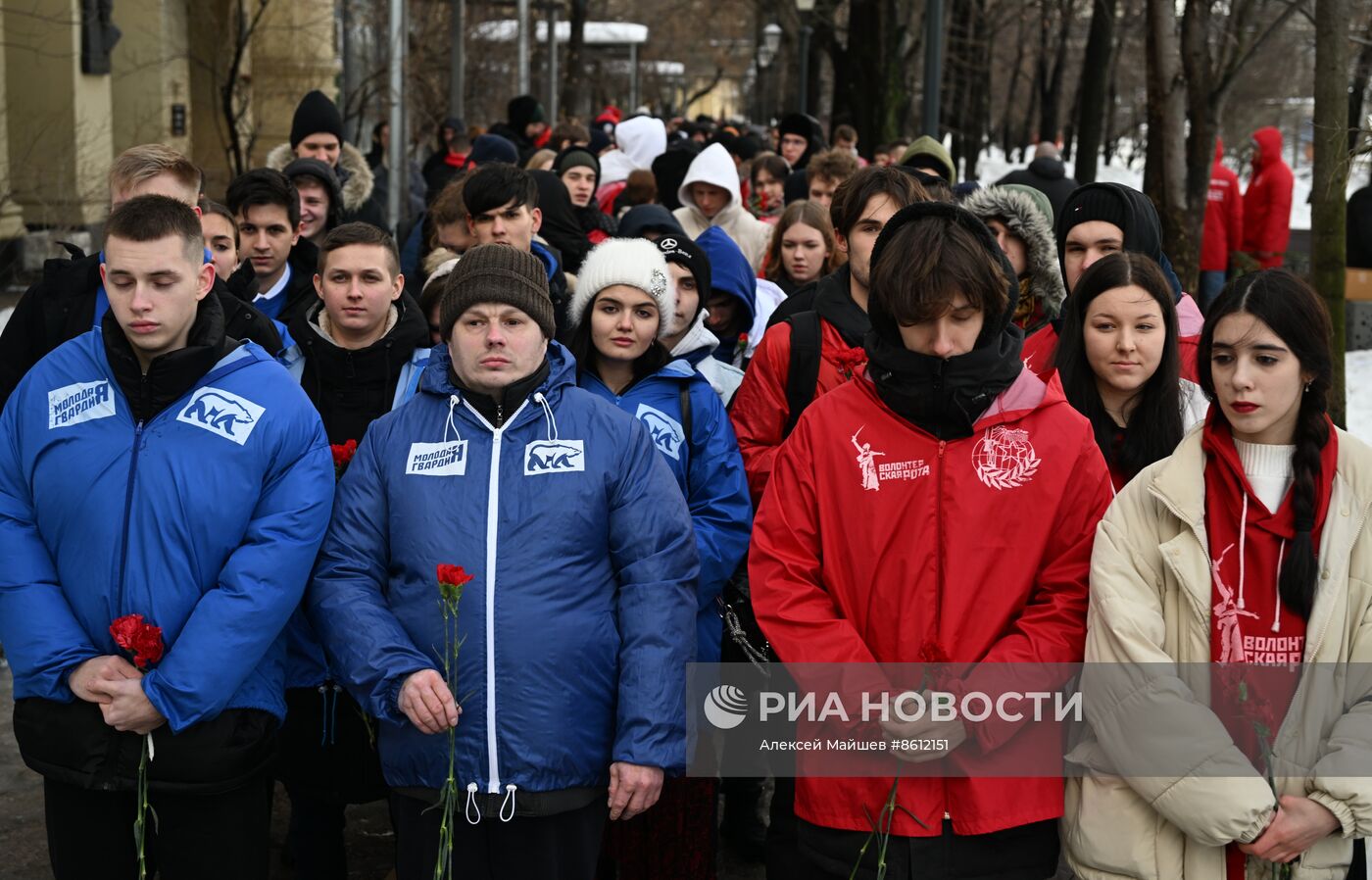 Возложение цветов в память о погибших при обстреле Лисичанска