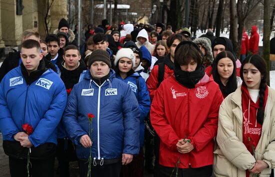 Возложение цветов в память о погибших при обстреле Лисичанска