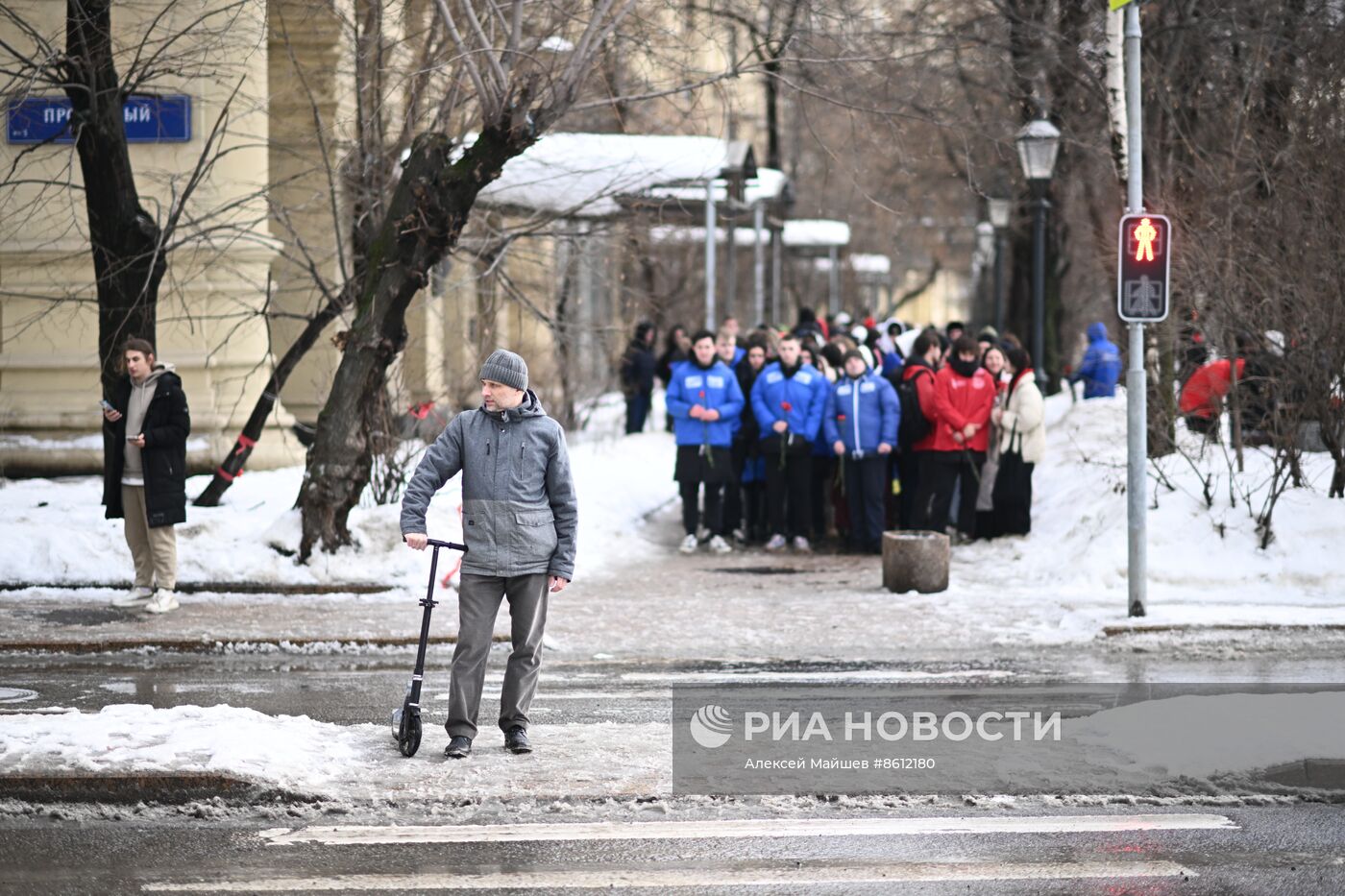  Возложение цветов в память о погибших при обстреле Лисичанска