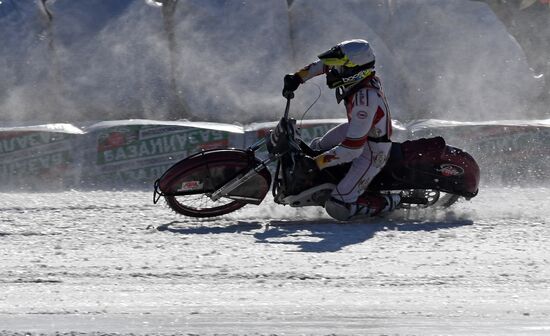 Соревнования по ледовому спидвею во Владивостоке