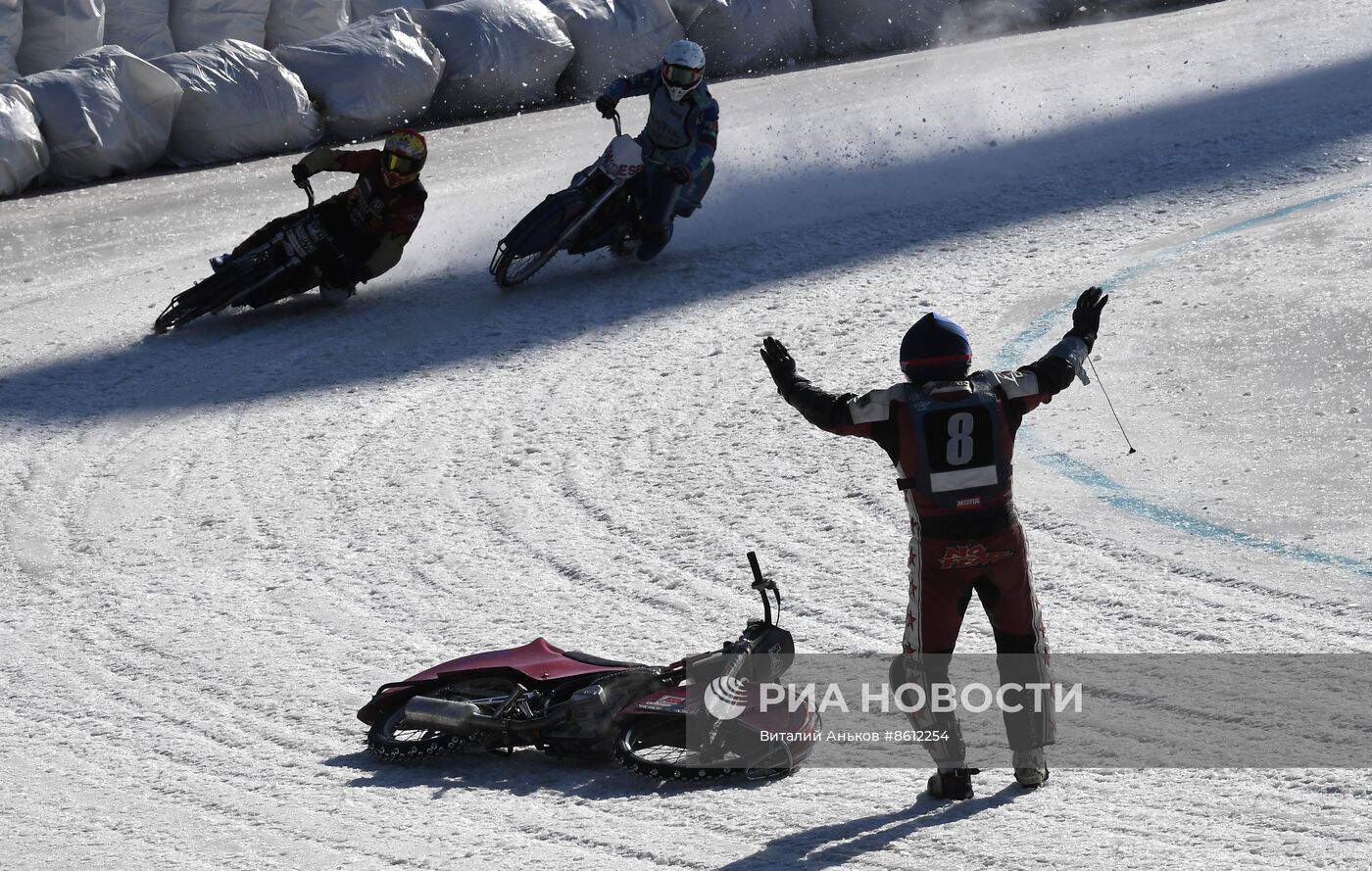 Соревнования по ледовому спидвею во Владивостоке