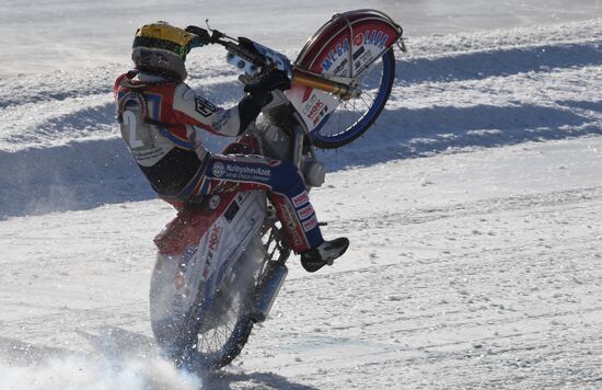 Соревнования по ледовому спидвею во Владивостоке