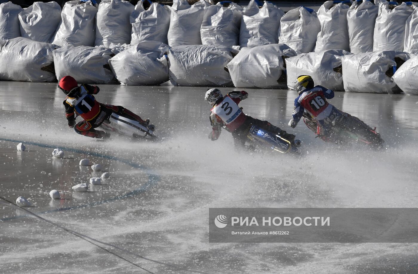 Соревнования по ледовому спидвею во Владивостоке