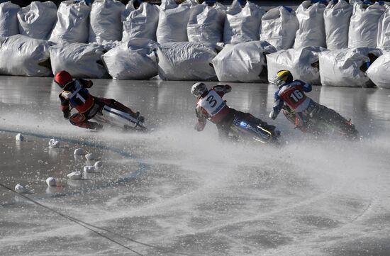 Соревнования по ледовому спидвею во Владивостоке