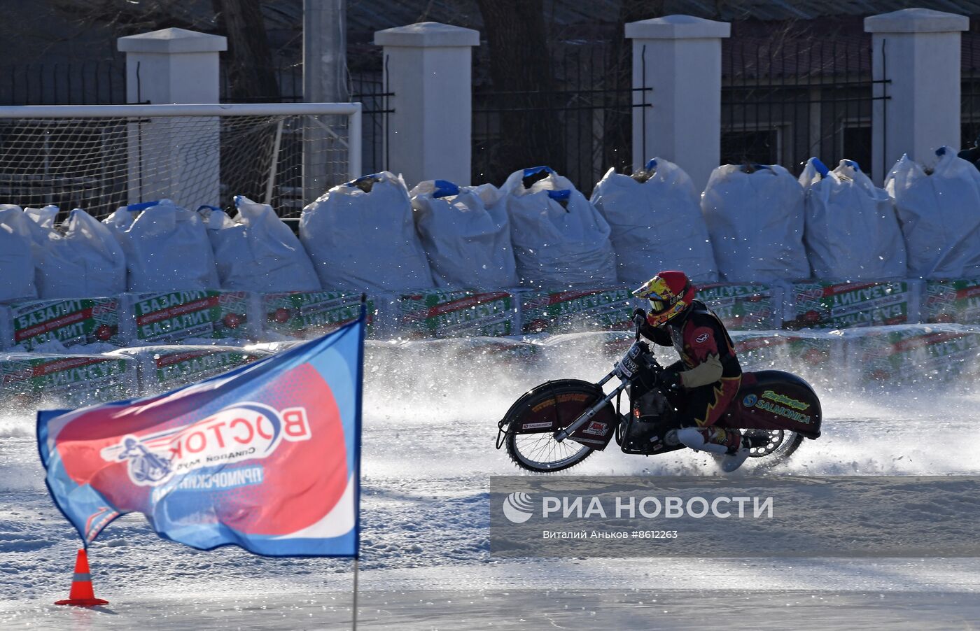 Соревнования по ледовому спидвею во Владивостоке