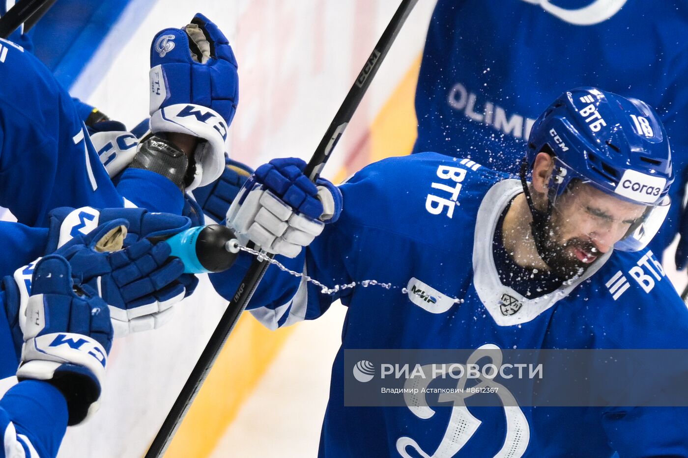 Хоккей. КХЛ. Матч "Динамо" - "Локомотив"