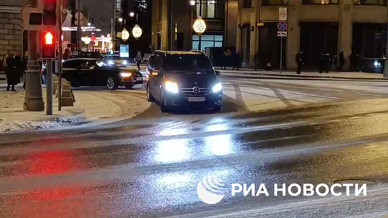 Автомобиль с журналистом Такером Карлсоном выехал из администрации президента РФ