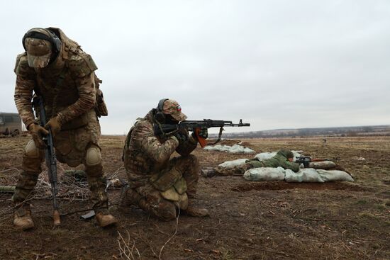 Учения штурмовиков добровольческого подразделения "Барс-13" в ДНР