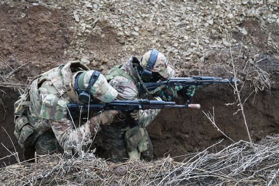 Учения штурмовиков добровольческого подразделения "Барс-13" в ДНР