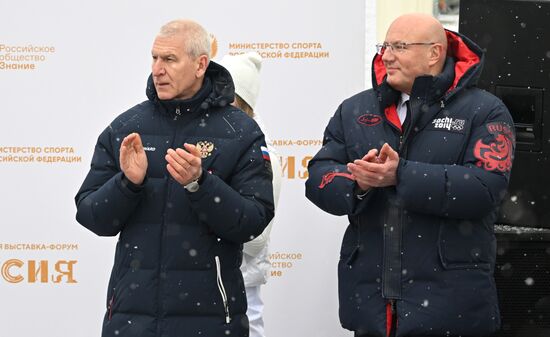 Международная выставка-форум "Россия"
Выставка "Россия". Торжественная церемония открытия новой экспозиции "Аллеи славы"
Слева направо:
Олег Матыцин, министр спорта РФ
Дмитрий Чернышенко, заместитель председателя правительства РФ Место: Россия, Москва. Автор: Алексей Майшев/РИА Новости. Выставка "Россия". Торжественная церемония открытия новой экспозиции "Аллеи славы"
