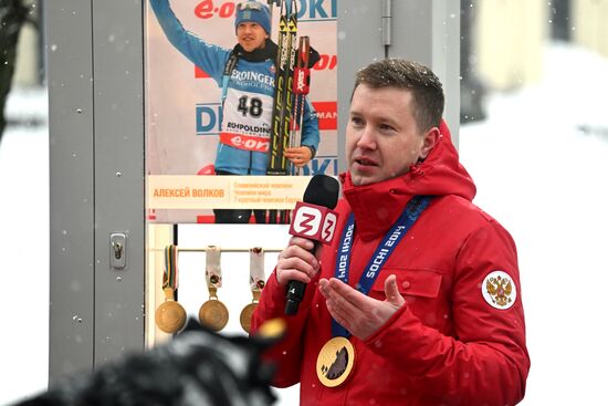 Международная выставка-форум "Россия"
Выставка "Россия". Торжественная церемония открытия новой экспозиции "Аллеи славы"
Алексей Волков, олимпийский чемпион по биатлону, чемпион мира и многократный чемпион Европы Место: Россия, Москва. Автор: Алексей Майшев/РИА Новости. Выставка "Россия". Торжественная церемония открытия новой экспозиции "Аллеи славы"