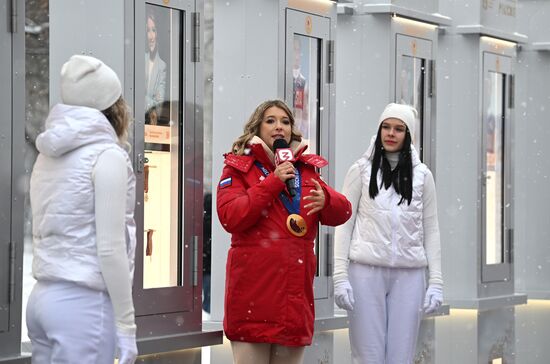 Международная выставка-форум "Россия"
Выставка "Россия". Торжественная церемония открытия новой экспозиции "Аллеи славы"
Екатерина Боброва, олимпийская чемпионка по фигурному катанию, чемпионка Европы и многократная чемпионка Место: Россия, Москва. Автор: Алексей Майшев/РИА Новости. Выставка "Россия". Торжественная церемония открытия новой экспозиции "Аллеи славы"