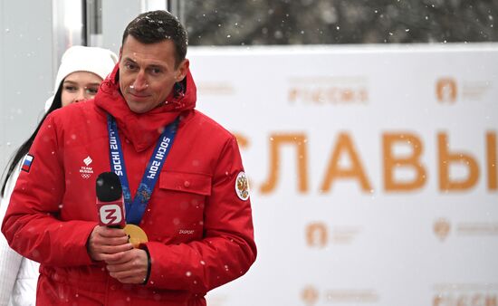 Международная выставка-форум "Россия"
Выставка "Россия". Торжественная церемония открытия новой экспозиции "Аллеи славы"
Александр Легков, олимпийский чемпион в лыжных видах спорта, серебряный и бронзовый призер Чемпионатов мира, победитель Tour de Ski Место: Россия, Москва. Автор: Алексей Майшев/РИА Новости. Выставка "Россия". Торжественная церемония открытия новой экспозиции "Аллеи славы"