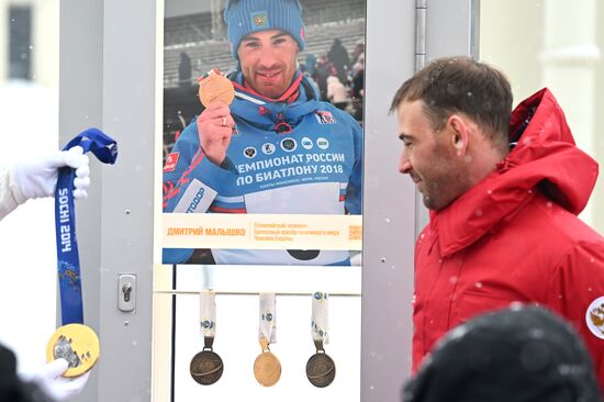 Международная выставка-форум "Россия"
Выставка "Россия". Торжественная церемония открытия новой экспозиции "Аллеи славы"
Дмитрий Малышко, олимпийский чемпион по биатлону, чемпион Европы и России
Место: Россия, Москва. Автор: Алексей Майшев/РИА Новости. Выставка "Россия". Торжественная церемония открытия новой экспозиции "Аллеи славы"