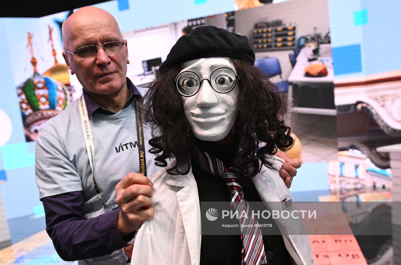 Выставка "Россия". Выступление умного Робота Роботецкого