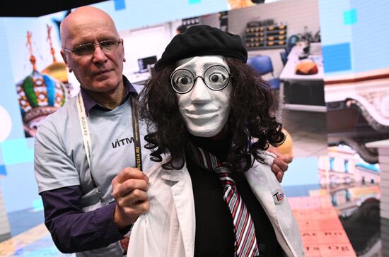 Международная выставка-форум "Россия"
Выступление умного Робота Роботецкого, павильон №75
Игорь Лосицкий, руководитель Лаборатории Молодежной Робототехники Университета ИТМО Место: Россия, Москва. Автор: Кирилл Зыков/РИА Новости. Выставка "Россия". Выступление умного Робота Роботецкого