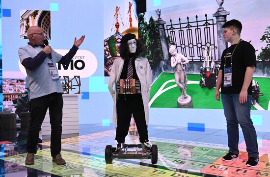 Международная выставка-форум "Россия"
Выступление умного Робота Роботецкого, павильон №75
Игорь Лосицкий, руководитель Лаборатории Молодежной Робототехники Университета ИТМО (слева) и Дмитрий Ковалько, представитель Лаборатории Молодежной Робототехники Университета ИТМО Место: Россия, Москва. Автор: Кирилл Зыков/РИА Новости. Выставка "Россия". Выступление умного Робота Роботецкого