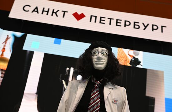 Международная выставка-форум "Россия"
Выступление умного Робота Роботецкого, павильон №75
Место: Россия, Москва. Автор: Кирилл Зыков/РИА Новости. Выставка "Россия". Выступление умного Робота Роботецкого