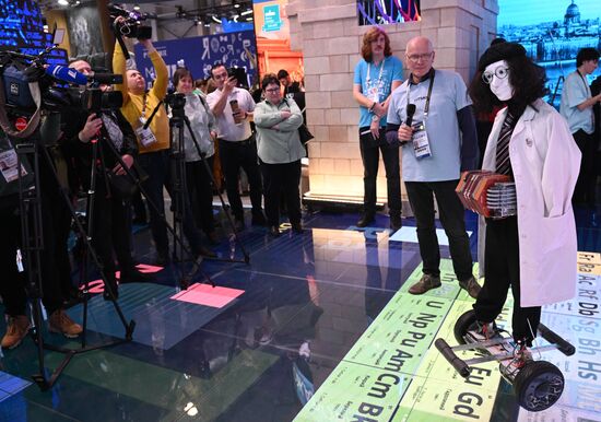 Международная выставка-форум "Россия"
Выступление умного Робота Роботецкого, павильон №75
Место: Россия, Москва. Автор: Кирилл Зыков/РИА Новости. Выставка "Россия". Выступление умного Робота Роботецкого