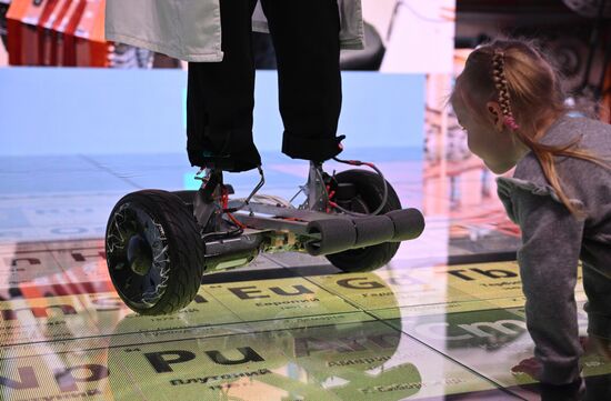 Международная выставка-форум "Россия"
Выступление умного Робота Роботецкого, павильон №75
Место: Россия, Москва. Автор: Кирилл Зыков/РИА Новости. Выставка "Россия". Выступление умного Робота Роботецкого