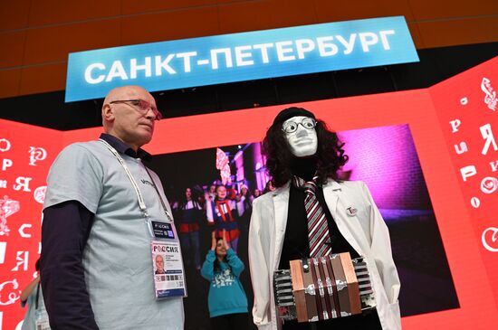 Международная выставка-форум "Россия"
Выступление умного Робота Роботецкого, павильон №75
Игорь Лосицкий, руководитель Лаборатории Молодежной Робототехники Университета ИТМО Место: Россия, Москва. Автор: Кирилл Зыков/РИА Новости. Выставка "Россия". Выступление умного Робота Роботецкого