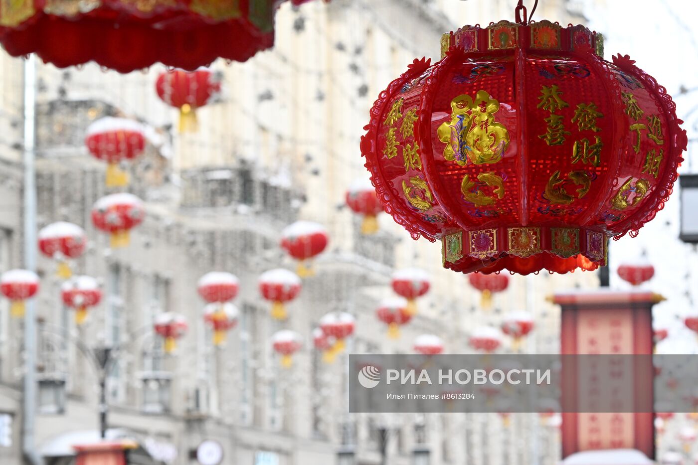 Праздничное украшение города в честь китайского Нового года