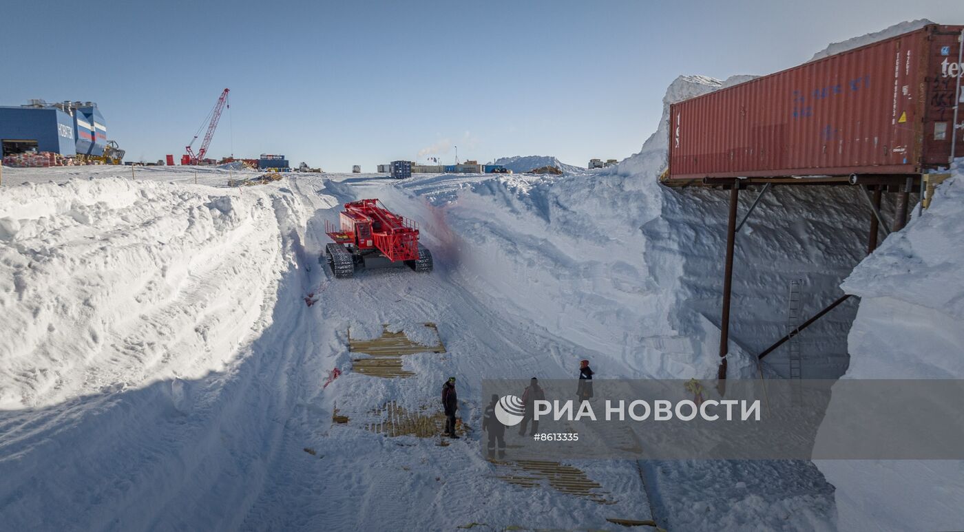 Мероприятие по случаю ввода в опытную эксплуатацию нового зимовочного комплекса станции "Восток" в Антарктиде