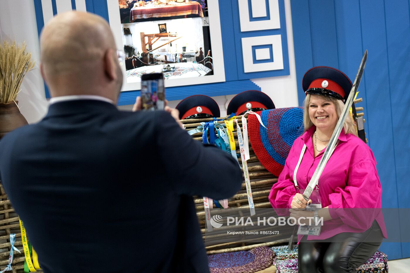 Работа выставки "Россия"