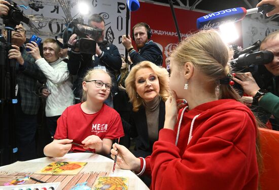 Вице-премьер РФ Т. Голикова осмотрела экспозиции Ставропольского края, Ростовской, Астраханской областей, Краснодарского края, Донецкой Народной Республики и Запорожья 