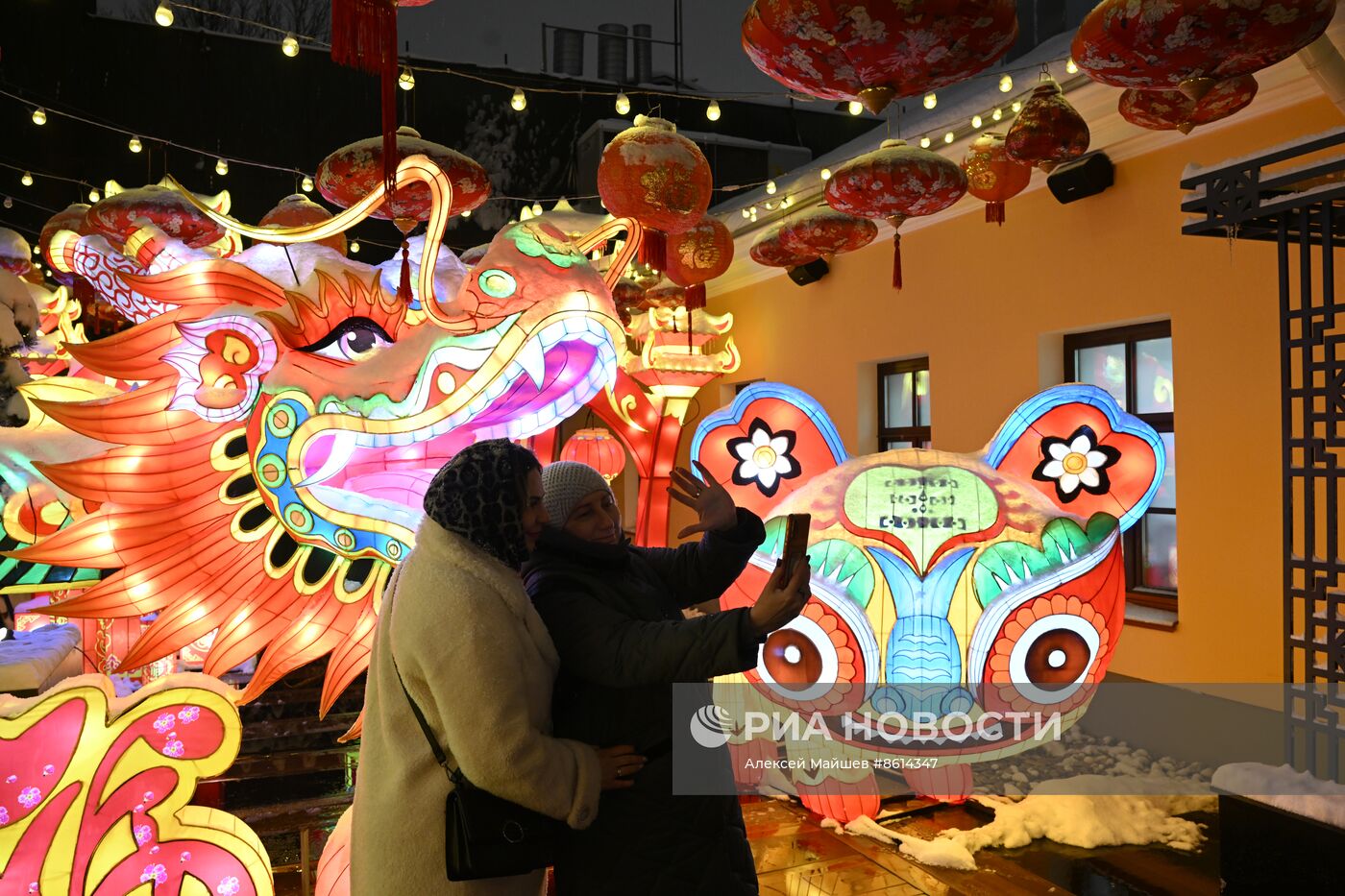Праздничное украшение города в честь китайского Нового года