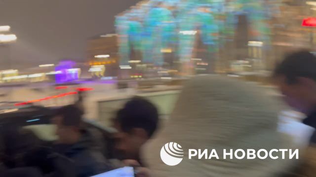 Американский журналист Такер Карлсон покинул московский отель Four Seasons