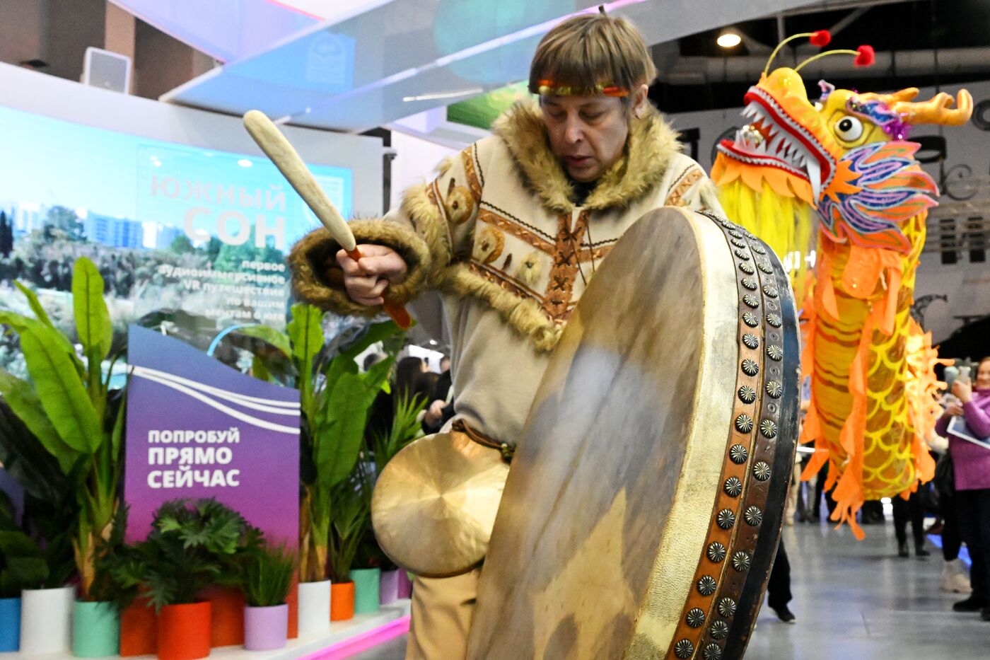 Выставка "Россия". Традиционный танец дракона в преддверии Лунного Нового года