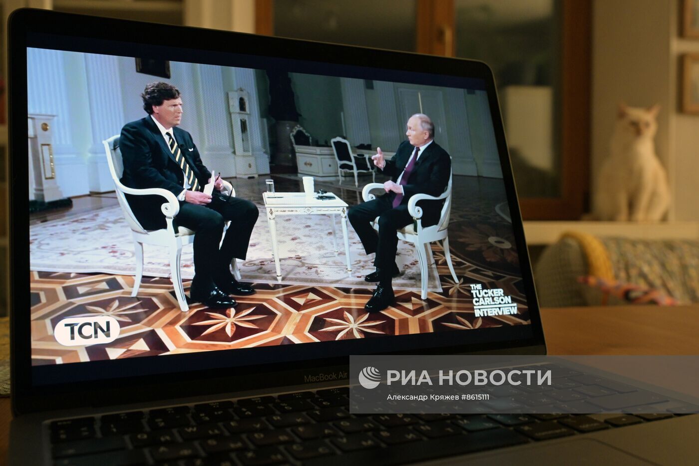 Трансляция интервью президента РФ Владимира Путина американскому журналисту Такеру Карлсону