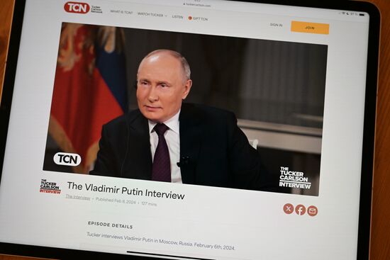 Трансляция интервью президента РФ Владимира Путина американскому журналисту Такеру Карлсону