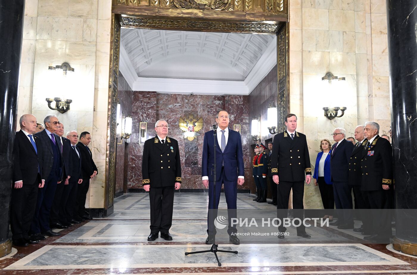 Глава МИД РФ С. Лавров возложил цветы к мемориальным доскам в МИДе