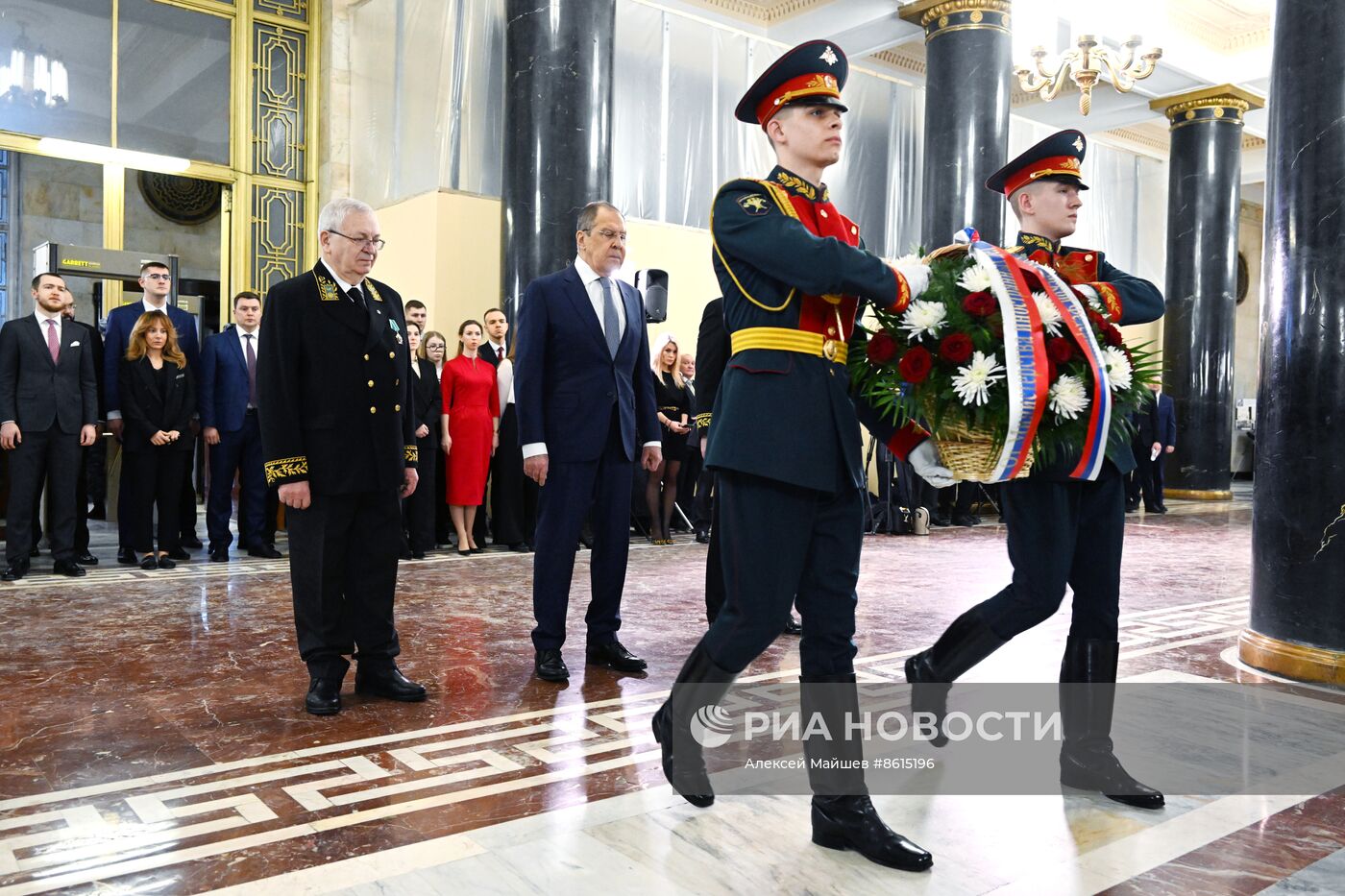 Глава МИД РФ С. Лавров возложил цветы к мемориальным доскам в МИДе