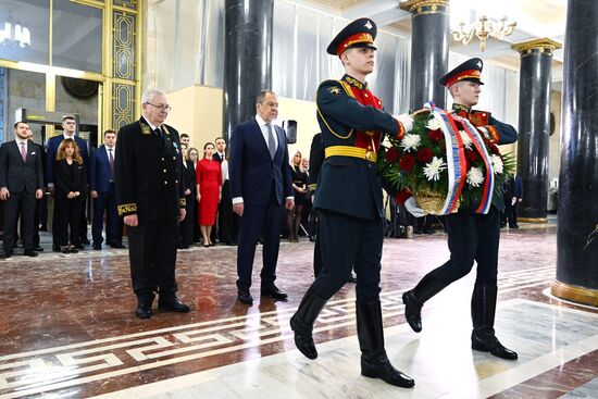 Глава МИД РФ С. Лавров возложил цветы к мемориальным доскам в МИДе