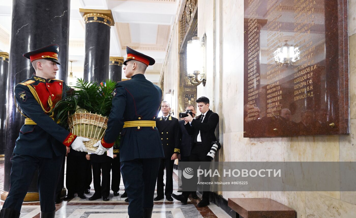 Глава МИД РФ С. Лавров возложил цветы к мемориальным доскам в МИДе